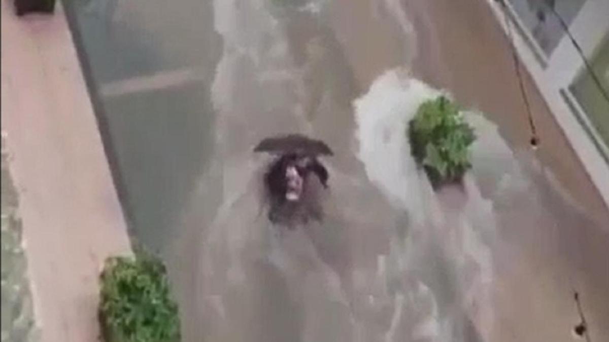 La fuerza de la lluvia arrastra a una persona por las calles de Benaguacil