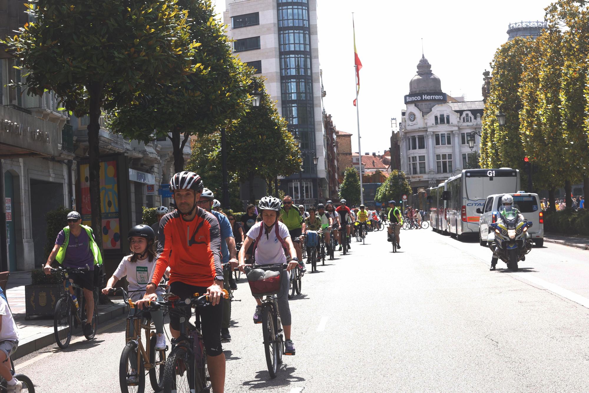 En imágenes: así fue la marcha cicloturista en Oviedo para pedir carriles bici