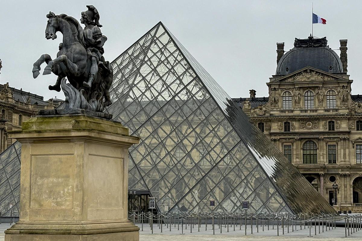 El Museo del Louvre se queda sin su directora