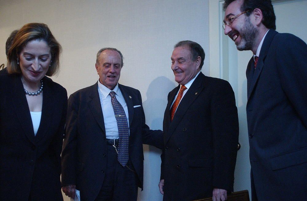 30/01/2009. IMPOSICION DE LA MEDALLA DE ORO DEL CLUB FINANCIERO DE VIGO AL PRESIDENTE DE DEL GRUPO "NOSA TERRA XXI". JOSE SILVEIRA, CON LA PRESENCIA DEL PRESIDENTE DE LA XUNTA, MANUEL FRAGA IRIBARNE: LA AMINISTRA DE SANIDAD, ANA PASTOR Y EL ALCALDE DE VIGO, LOIS PEREZ CASTRILLO