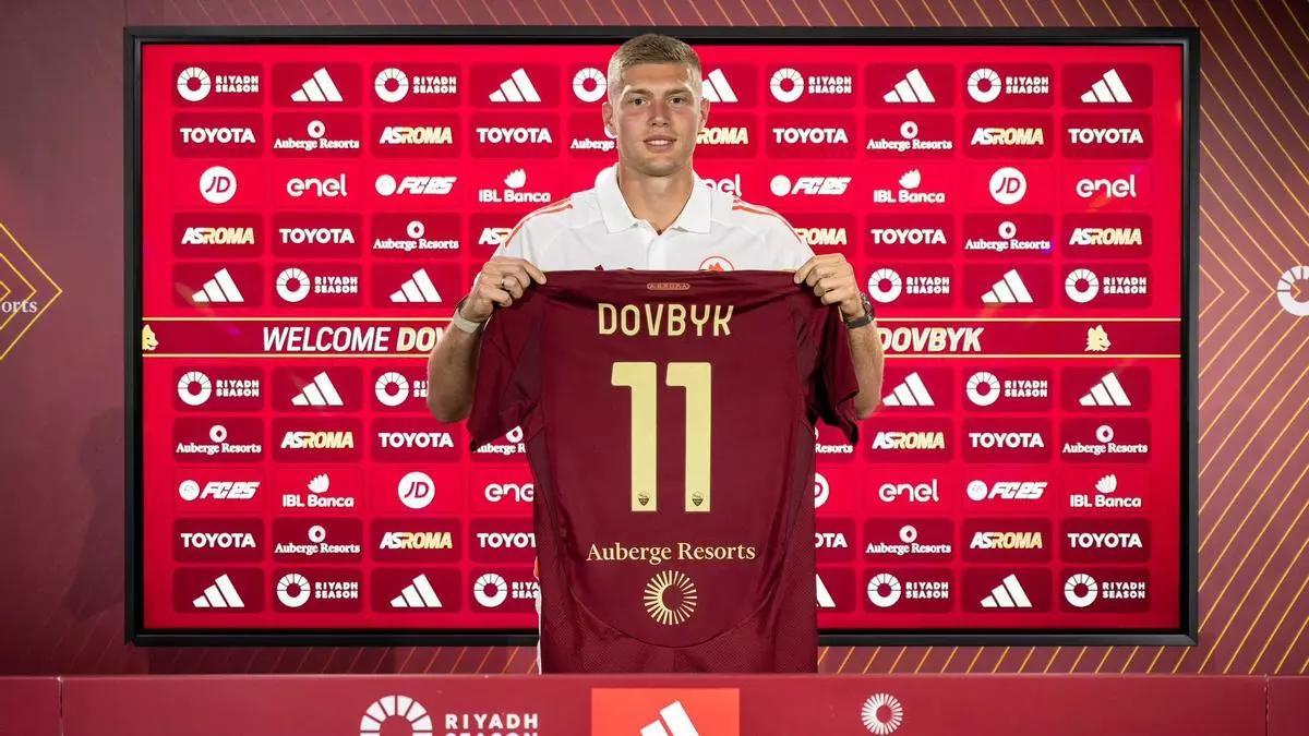 Artem Dovbyk, con la camiseta de la Roma