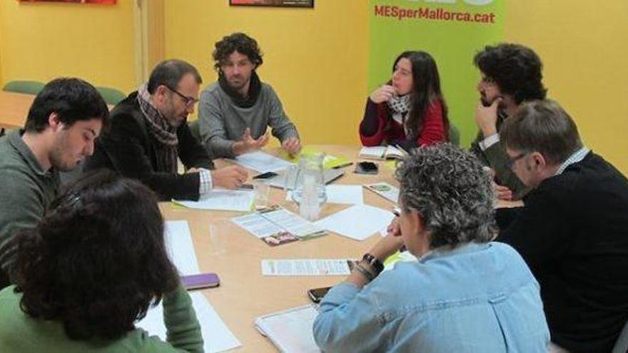 Jaume Garau junto a Biel Barceló y otros cargos de Més preparando la campaña electoral.