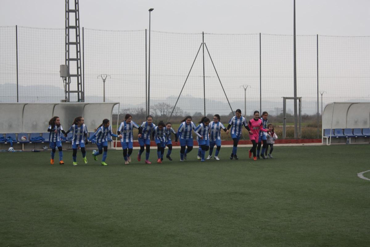 Las jugadoras del CF Gandia celebran la victoria en el torneo Angy  Sanchis Micó de Xàtiva.