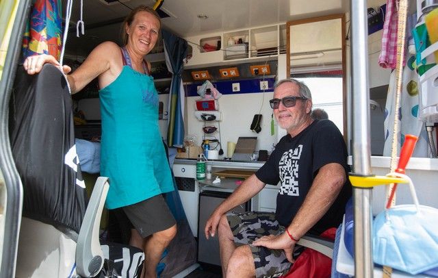 Caravanistas instalados en la zona de aparcamiento de la playa de Las Teresitas