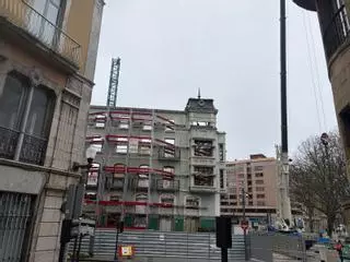 Espectacular operación para avanzar en las obras del Café Colón en Avilés: montan un grúa en altura para operar desde el interior del inmueble