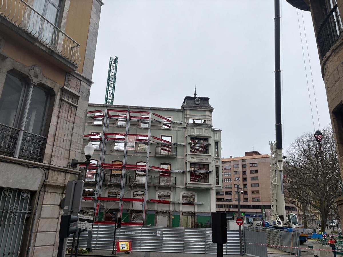 Aspecto de las obras en la fachada del Café Colón