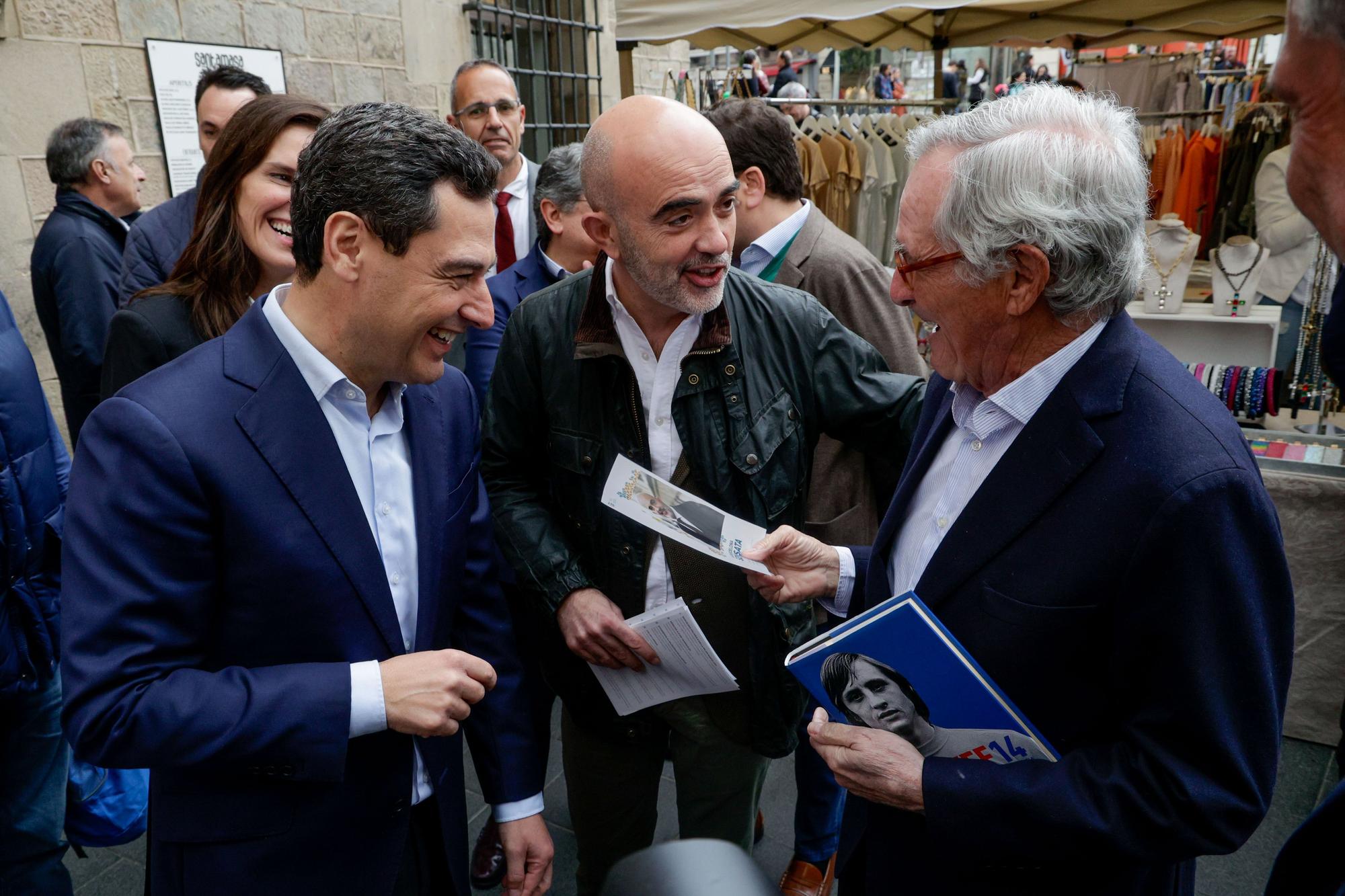 Juanma Moreno y Daniel Sirera recorren el Sarrià Street Market