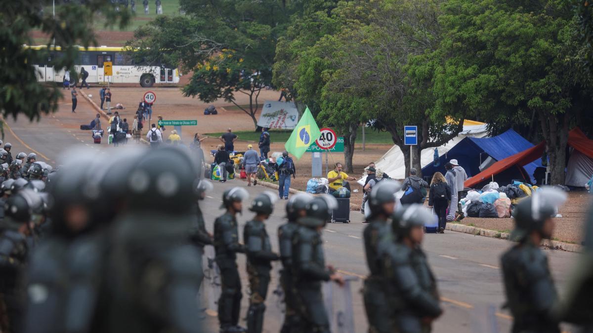 Simpatizantes de Bolsonaro levantan sus campamentos en las inmediaciones de Brasilia.
