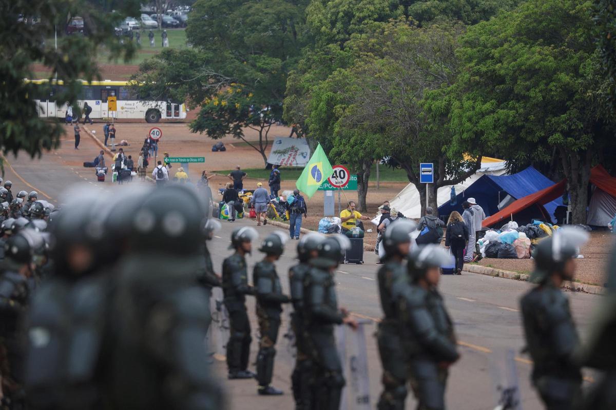 Simpatizantes de Bolsonaro levantan sus campamentos en las inmediaciones de Brasilia.