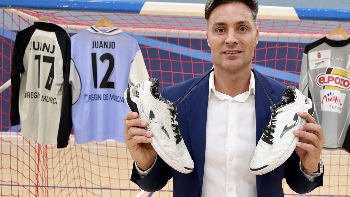 Juanjo posa con todas sus camisetas de ElPozo Murcia
