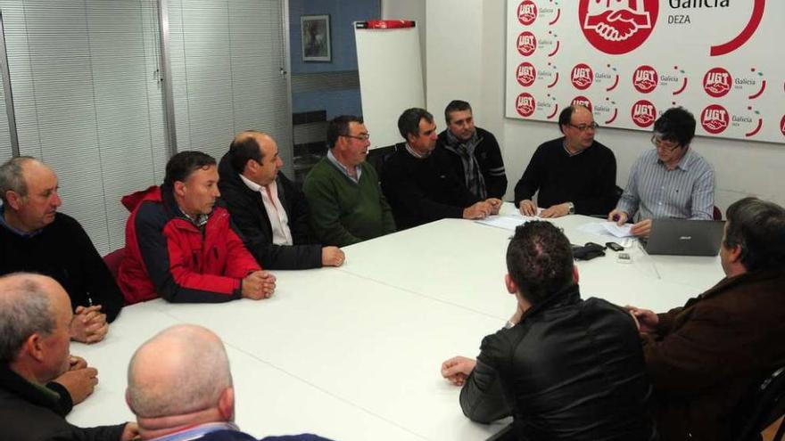 Foto de archivo de exoperarios de Transportes y Maquinaria con responsables de UGT Deza. // Bernabé / J.L.