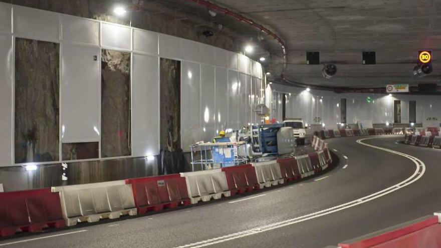 Obreros trabajando, ayer, en el túnel de María Pita.