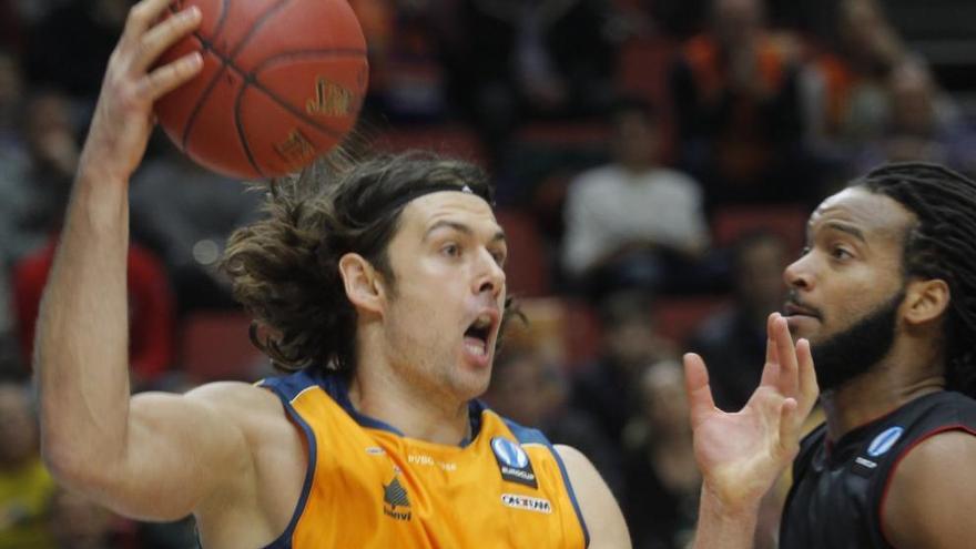 Loncar, en un lance del partido de hoy ante en Nancy en la Fonteta. Foto: F. Bustamante