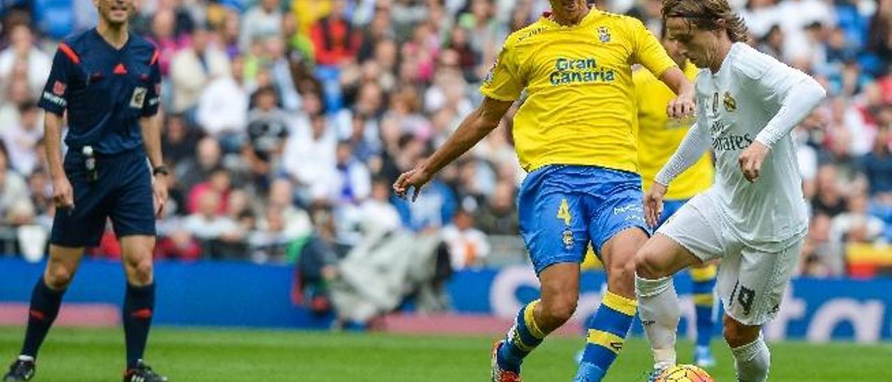 Vicente presiona a Modrid, en el Santiago Bernabéu.