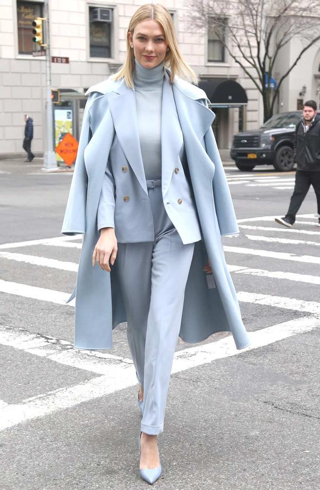 Karlie Kloss, con look monocolor en la Semana de la Moda de Nueva York