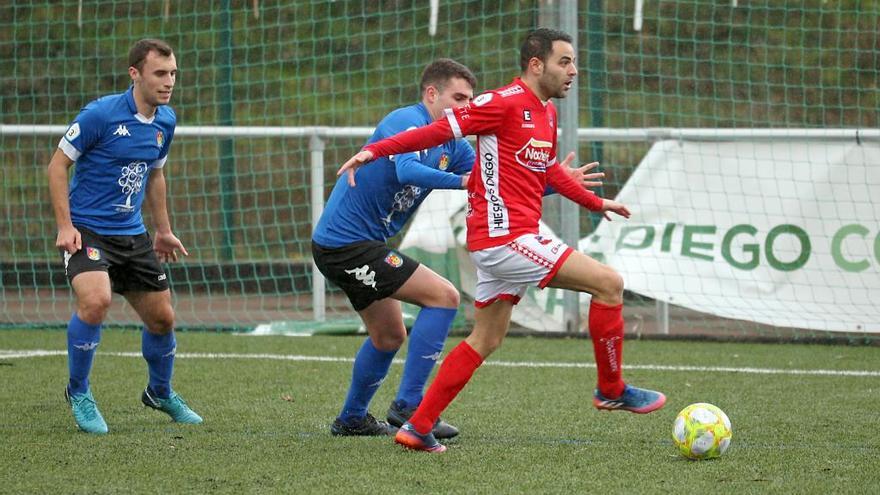 Vicente, en una jugada del partido ante el As Pontes