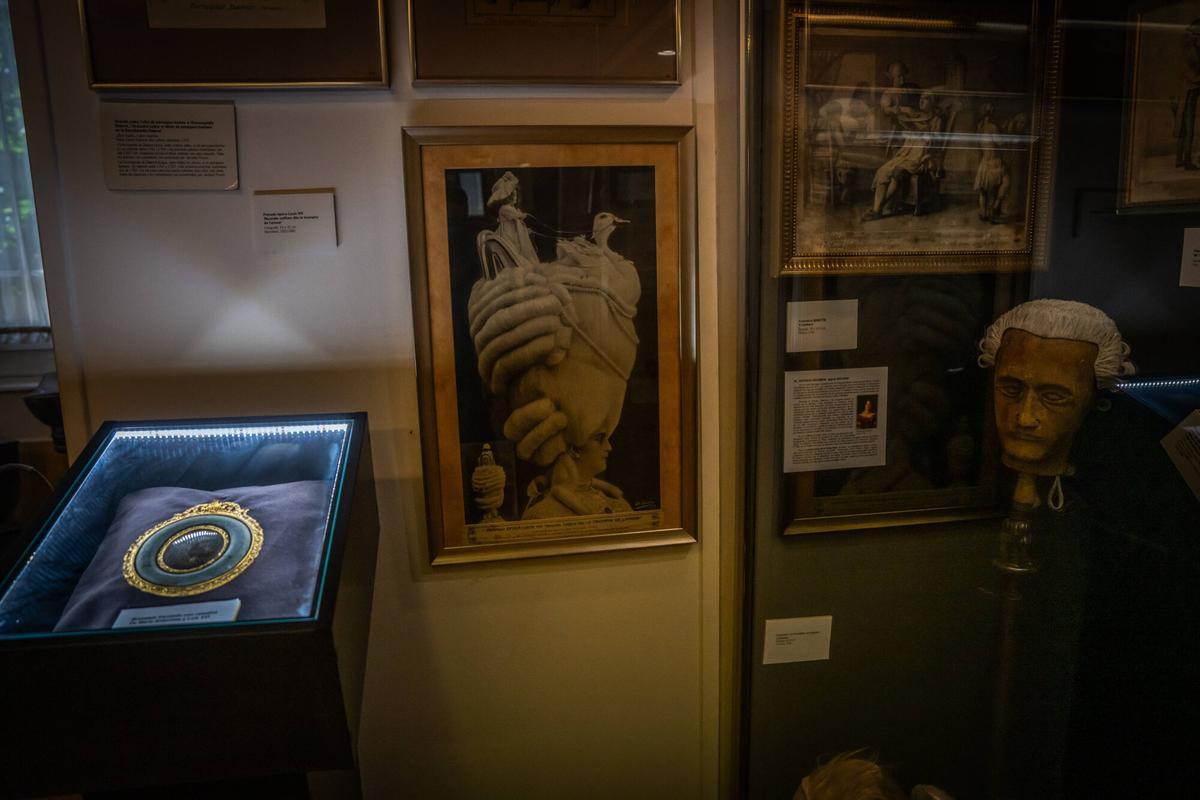 barcelona 24/04/2025 Gente. Entrevista Carol Pagès en el Museu de la peluquería Raffel Pagès, con motivo del próximo centenario del gran peluquero catalán. Entrevista y recorrido por las piezas más icónicas de su museo. AUTOR: JORDI OTIX