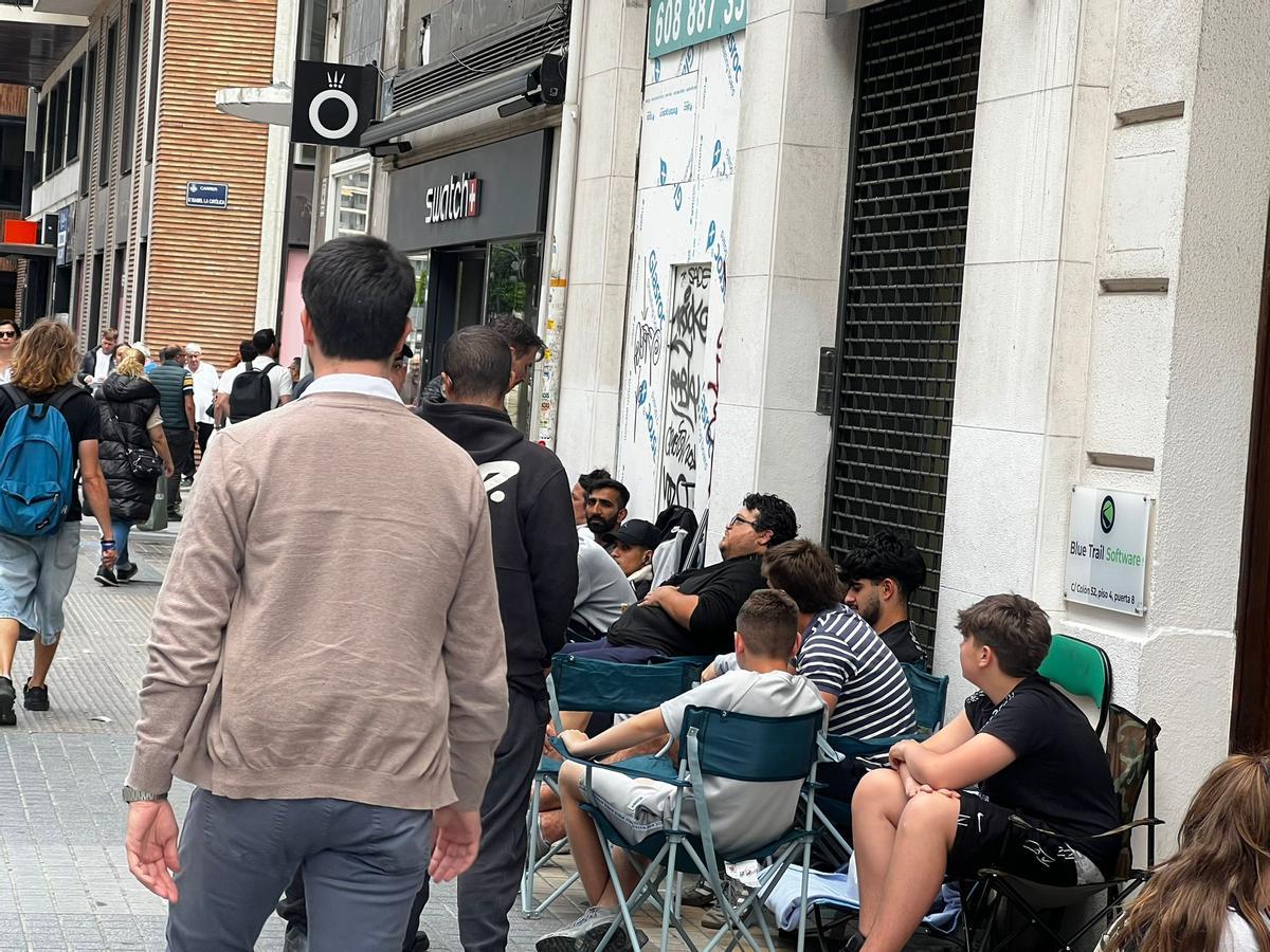 Parte de la fila que esperará hasta el martes para comprar uno de los codiciados relojes