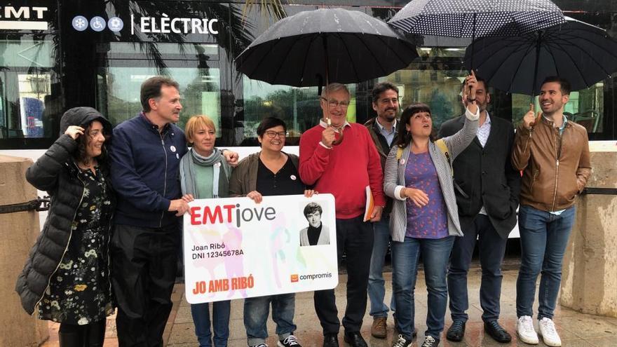 Ribó y sus ediles junto a un autobús eléctrico alquilado a la EMT.