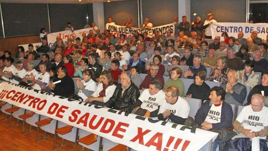 Vecinos reclamando en el pleno en centro de salud de O Hío. // G.Núñez