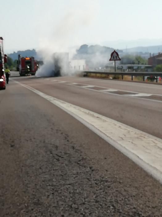 S'incendia la cabina d'un camió de les escombraries