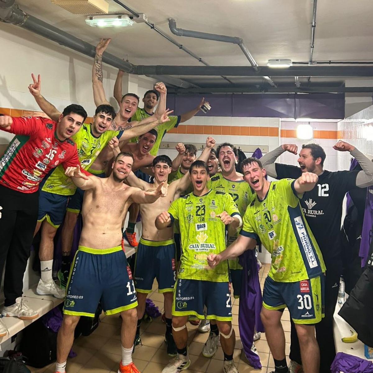 El Balonmano Caja Rural Zamora celebra su triunfo en Avilés.