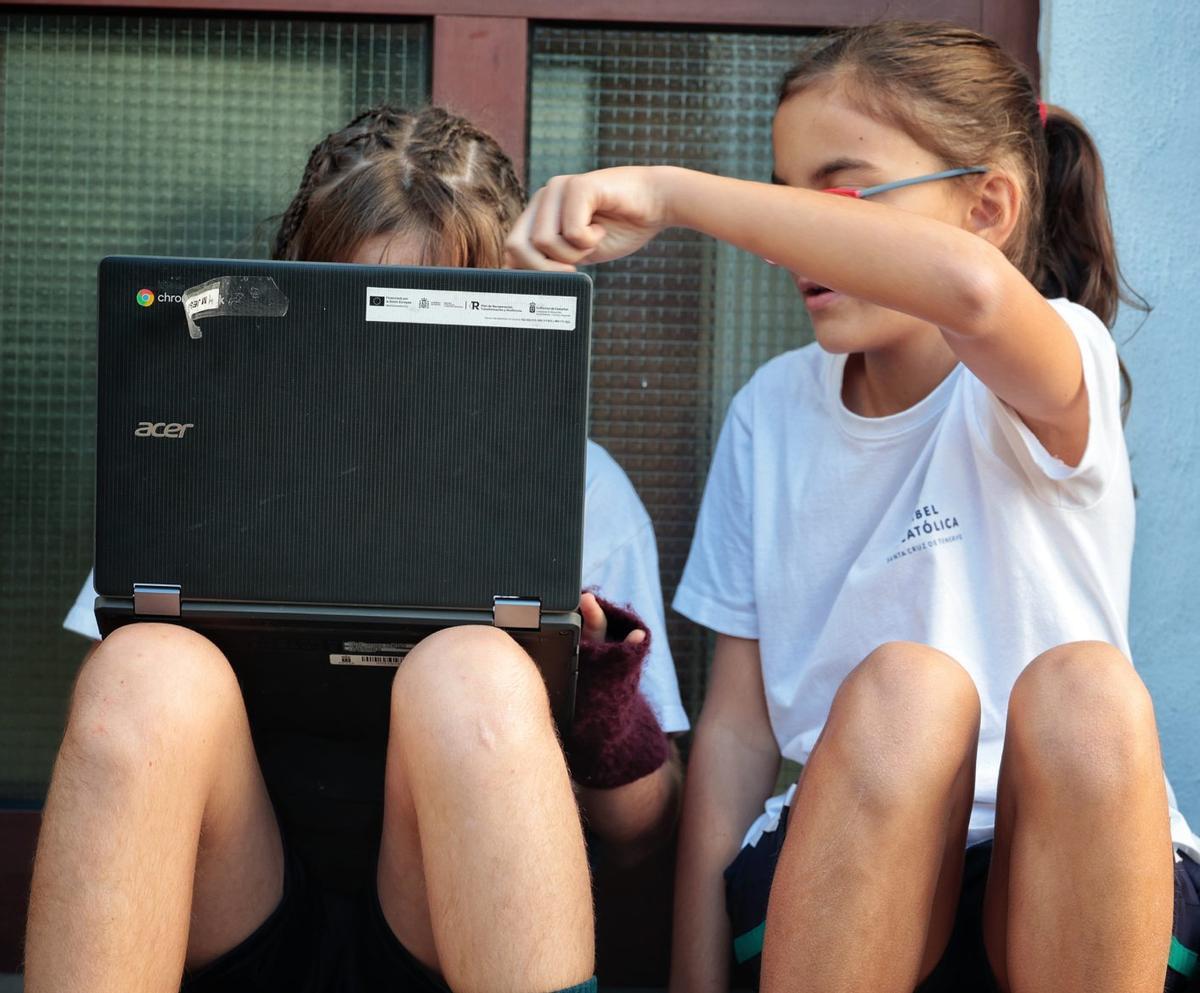 Dos alumnas de un centro de Tenerife utilizan un ordenador.