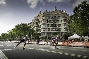 Cientos de seguidores vibran en las finales de 100 metros de patinaje de los World Roller Games en el Passeig de Gràcia de Barcelona.