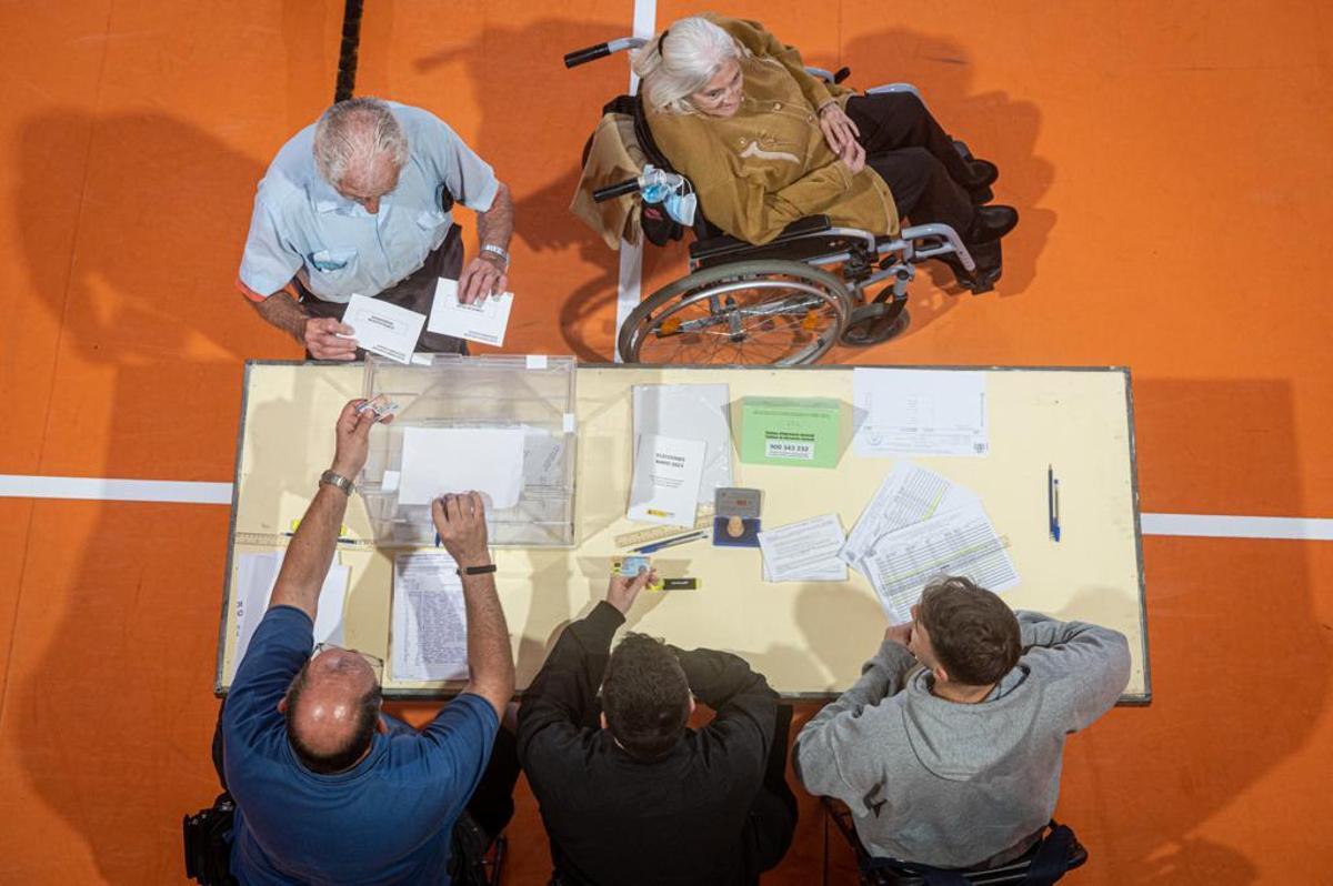 Votaciones en la escuela Grèvol de Barcelona, en el barrio del Front Marítim.