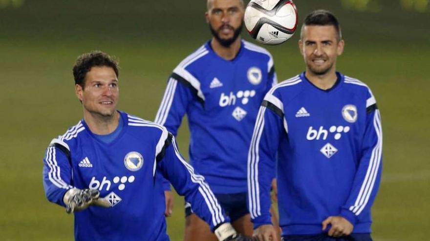 El deportivista Haris Medunjanin, entre Begovic e Ibisevic, durante el entrenamiento de ayer con Bosnia.