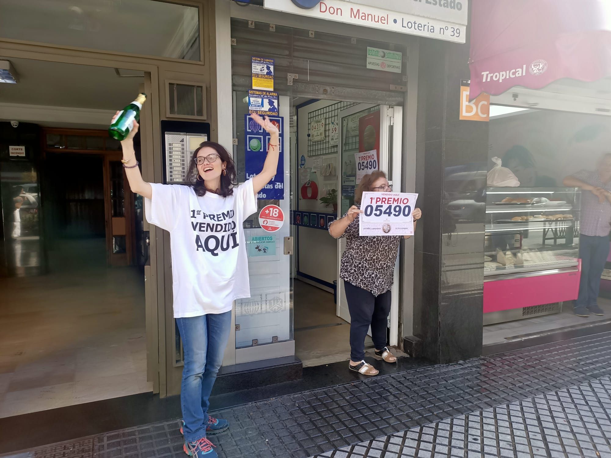 Celebración en la administración número 39 de Las Palmas de Gran Canaria, una de las dos agraciadas con El Gordo en la calle Rafael Cabrera.