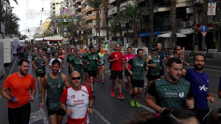 Un instante del recorrido de los &quot;runners&quot; por Alicante