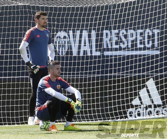 El Valencia CF entrena ante su afición