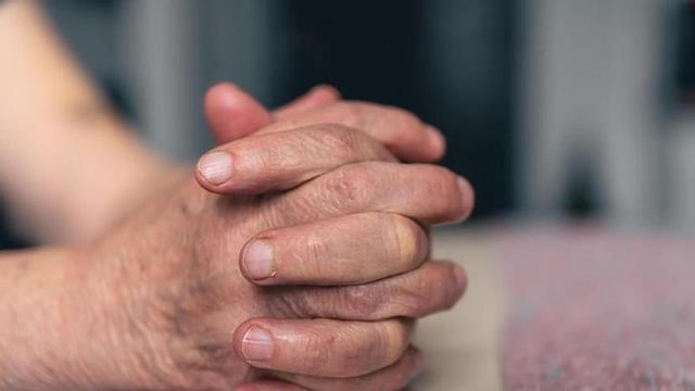 L'Ángel es va reinventar als 73 anys i avui ingressa fins a 3.500 euros d'una forma sorprenent.