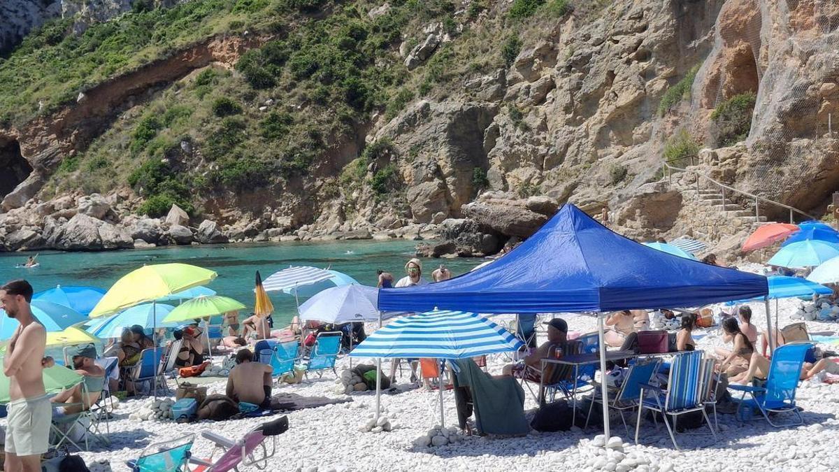 La sombra se cotiza: sombrillas y una carpa en la Granadella de Xàbia