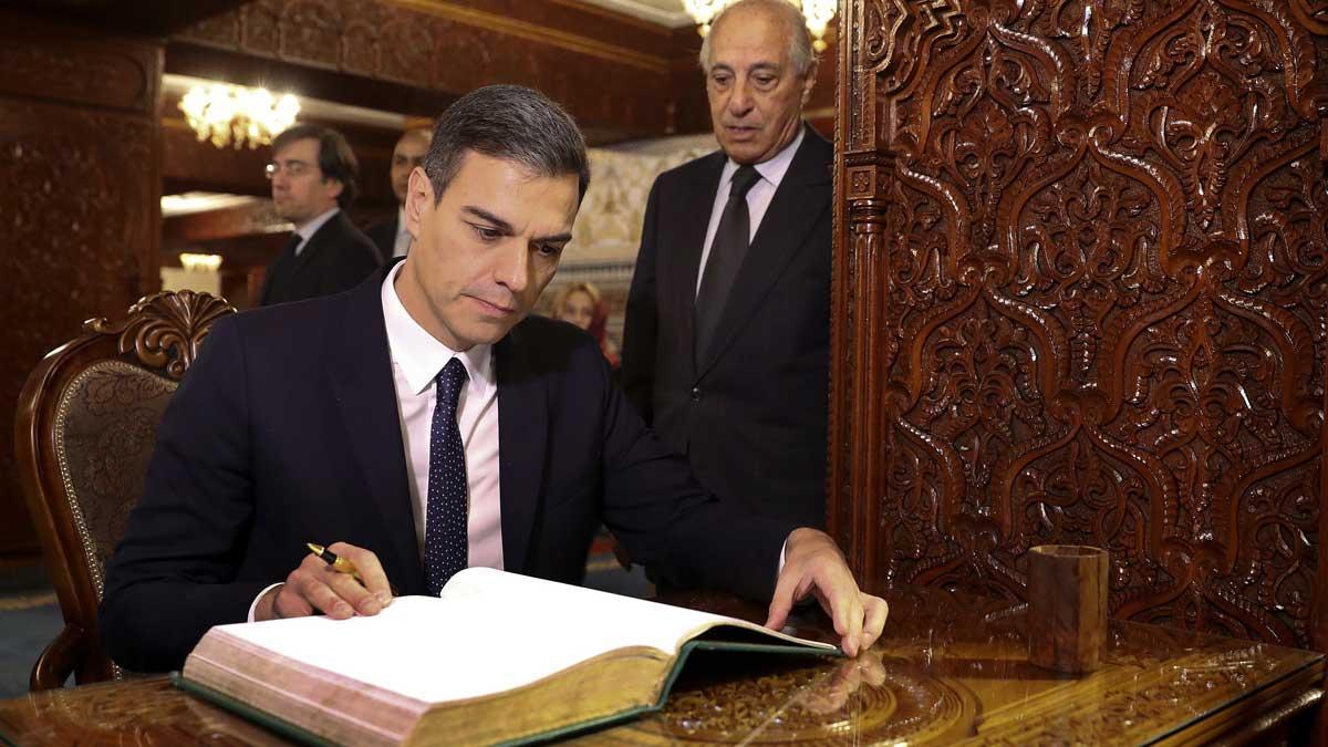 Sánchez  firma el libro de honor en el Mausoleo de Mohamed V, tras su llegada a Rabat.