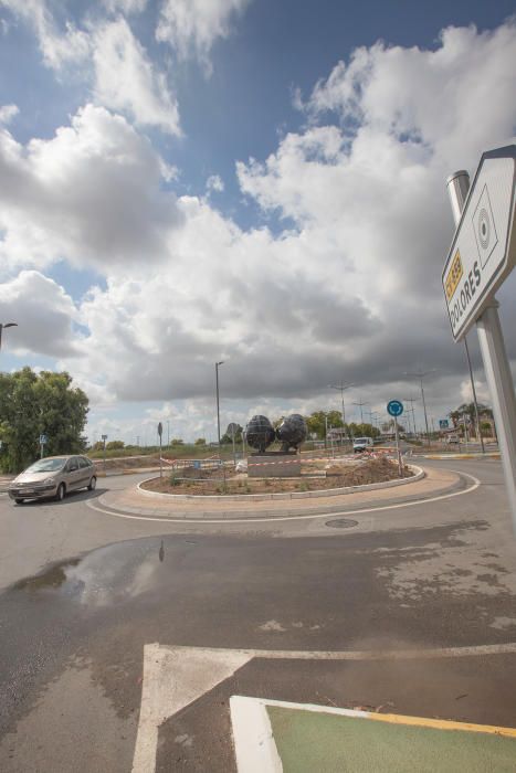 El proyecto de Manuel Gomáriz, adjudicado antes de la DANA y la crisis sanitaria, está ya ubicado sin inaugurar en la nueva glorieta de la carretera a San Fulgencio.