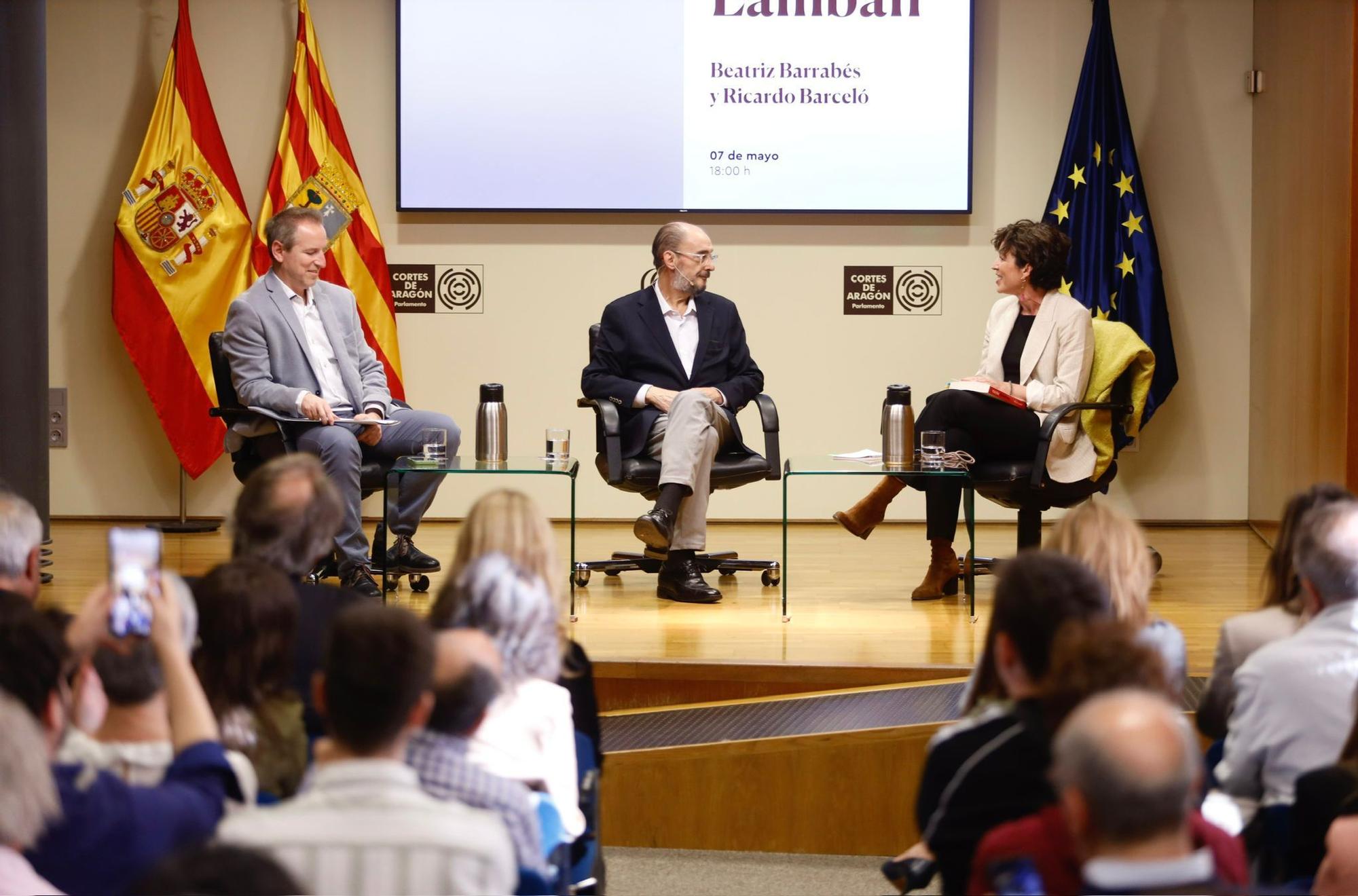 Javier Lambán conversa con Ricardo Barceló y Beatriz Barrabés