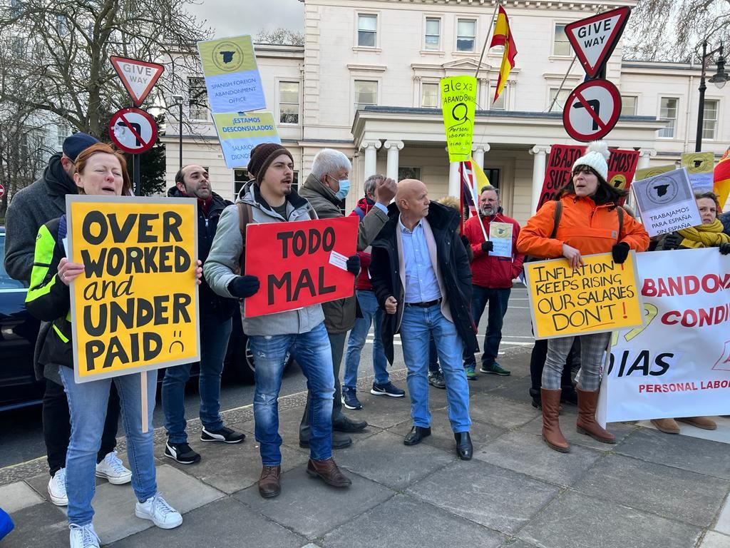 Personal de la embajada de Reino Unido protesta contra la congelación salarial