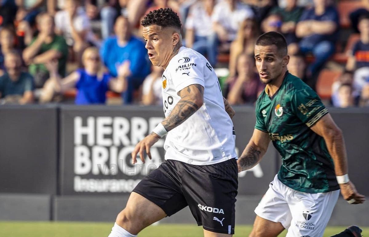 Luis Aguado persigue a un jugador del Valencia Mestalla, el sábado.