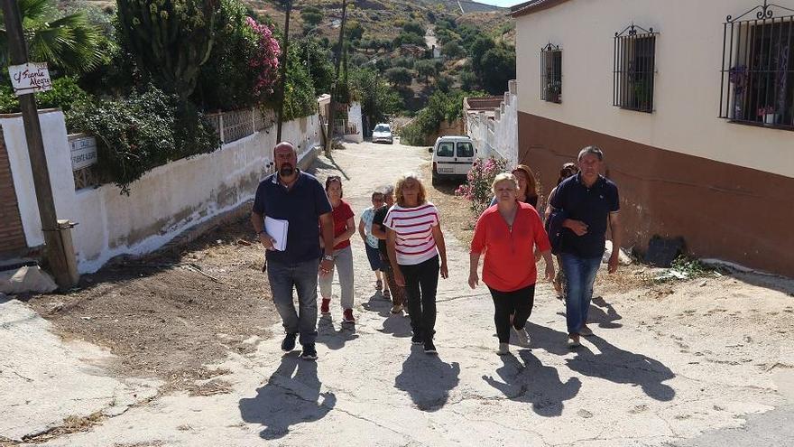 Vecinos del Arroyo España en una de las calles del barrio, en mayo de 2018.