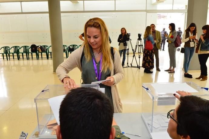 Noemí Santana ejerciendo su derecho al voto en el Colegio Electoral del Barranquillo Don Zoilo
