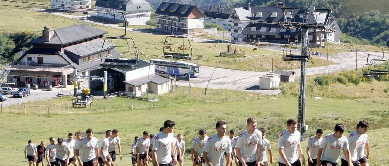 Jugadores del Sporting, durante un entrenamiento de pretemporada en Pajares.