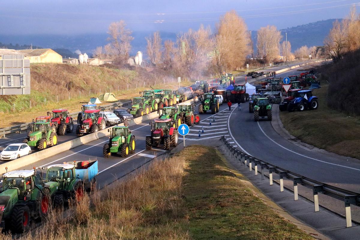 Los agricultores de la Catalunya central cortan la C-16 para protestar contra el acuerdo de la UE y Mercosur