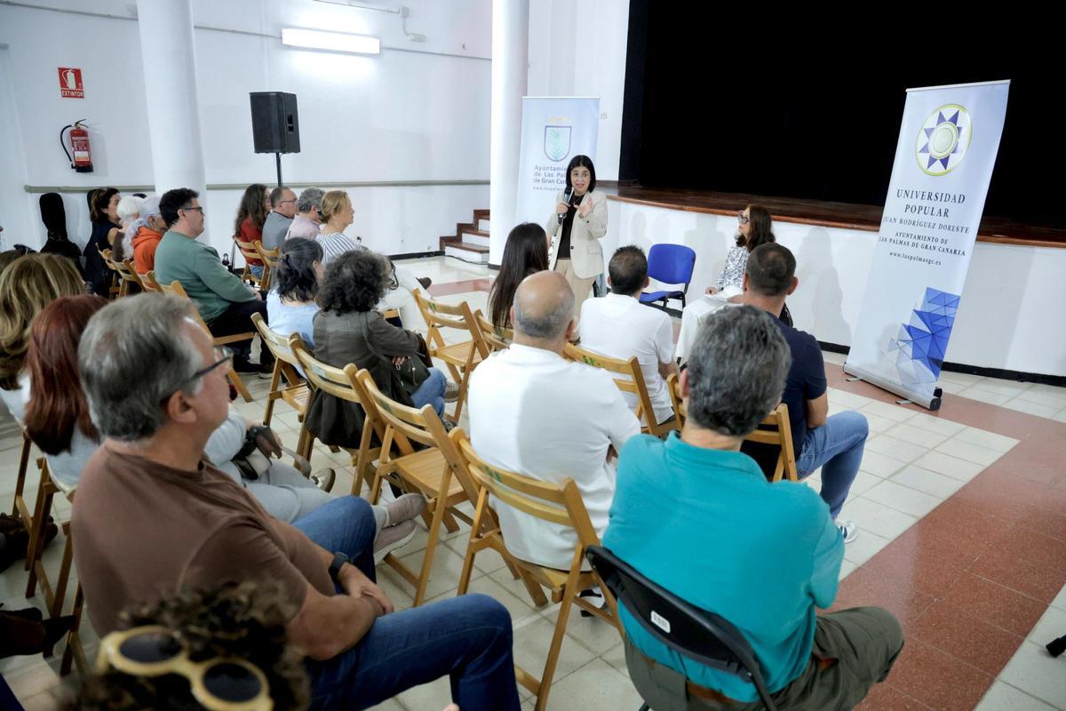La alcaldesa mantiene un encuentro ciudadano en la Universidad Popular