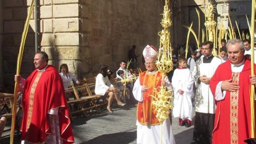 El obispo Jesús Murgui preside en Orihuela la Procesión de Las Palmas