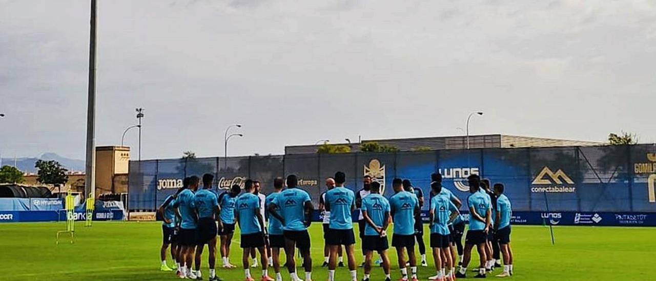 Los jugadores del Balears escuchan las indicaciones de Calm en un entrenamiento.