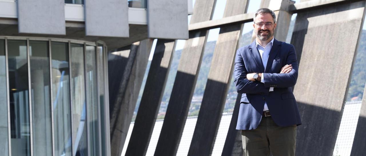 Rubén Rodríguez Varela, responsable de Otis para el Noroeste de España y director de la planta de Vigo; Abajo, ascensores de Enor en el crucero “Mardi Grass”.   | FOTO: J. LORES  / CARNIVAL