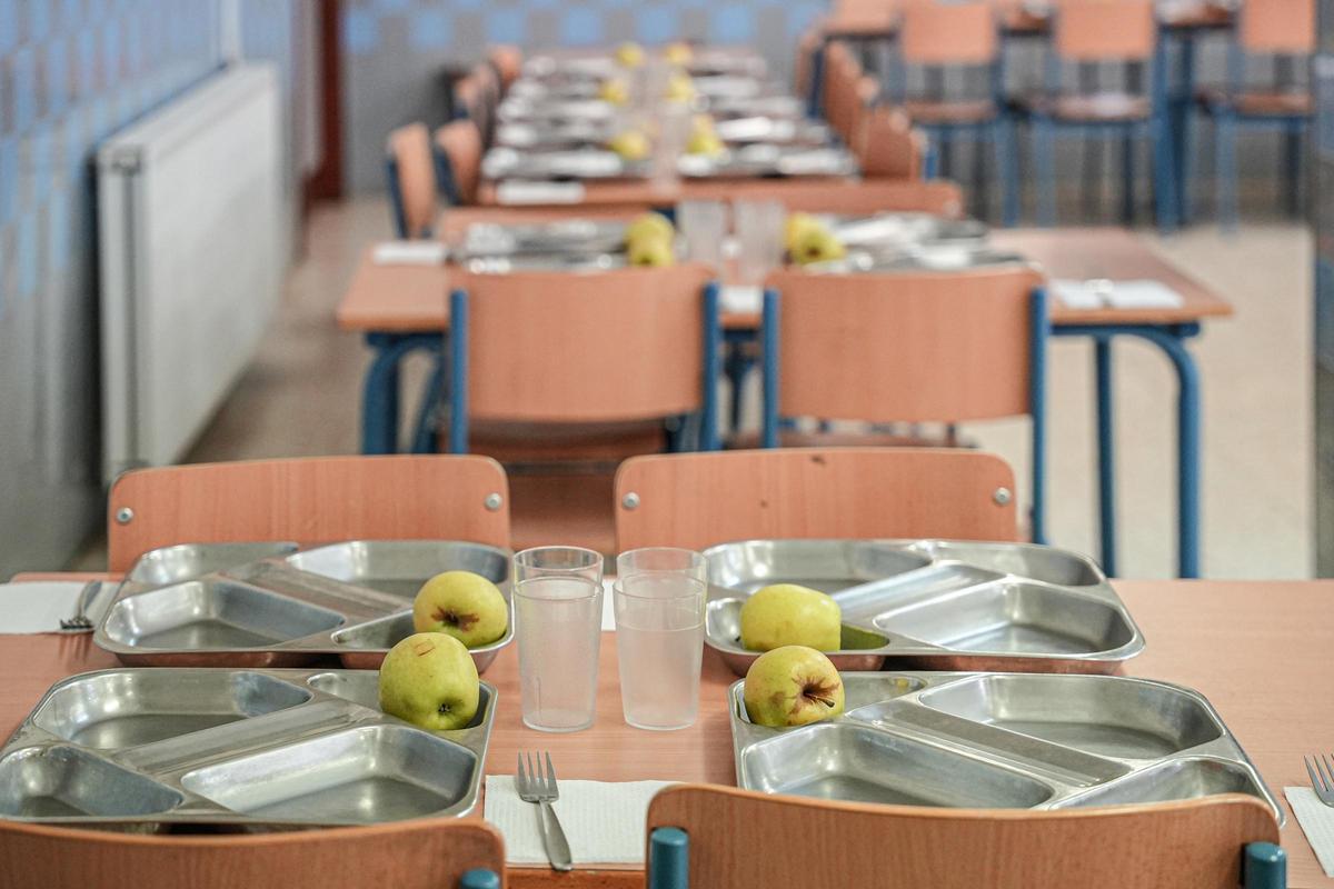 Detalle de una de las bandejas de la comida en el comedor del CEIP Juan Ramón Jiménez