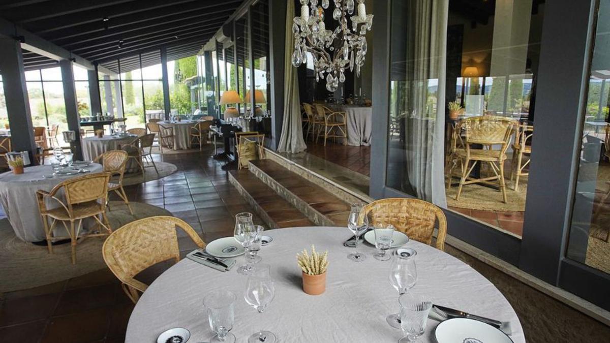 La sala del restaurant de l’hotel, oberta a l’exterior i amb vistes a l’Empordà.